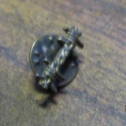 INSIGNE prisonnier de guerre barbel&eacute; DEPORTES  INTERNES  camp concentration seconde guerre