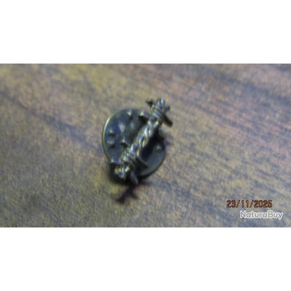 INSIGNE prisonnier de guerre barbel� DEPORTES  INTERNES  camp concentration seconde guerre