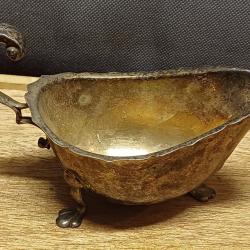 Tr&egrave;s ancienne sauci&egrave;re en m&eacute;tal argent&eacute;