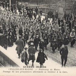CPA - GUERRE 1914/1916 CHALONS-SUR-MARINE -Faubourg de Marne passage de 400 prisonniers  N&deg;4338