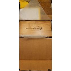 tr&egrave;s beau coffret en bois pour colt john wayne avec sa signature.