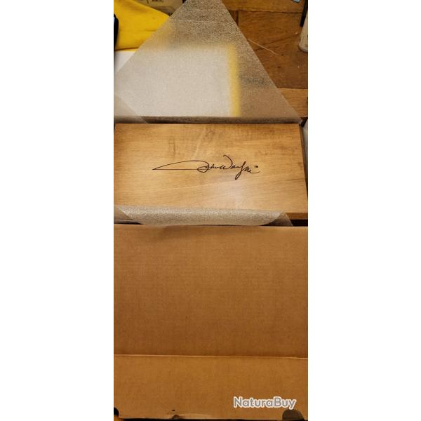 tr�s beau coffret en bois pour colt john wayne avec sa signature.