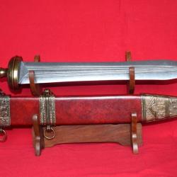 Replica movie GLADIATOR : ANTIQUE GLADIUS ROMAN SWORD 71 cm. Comes with its red leather scabbard