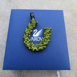 Pendentif porte bonheur "Fer à Cheval" en pierre verte facetté - SWAROVSKI (état neuf avec coffret)