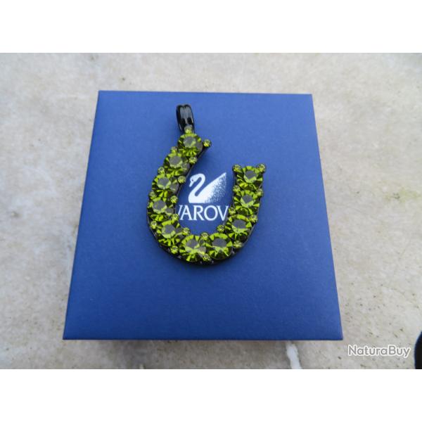 Pendentif porte bonheur "Fer  Cheval" en pierre verte facett - SWAROVSKI (tat neuf avec coffret)