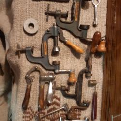 je vends un lot de sertisseur cal 16 et 20 ancien et de chargettes a poudre