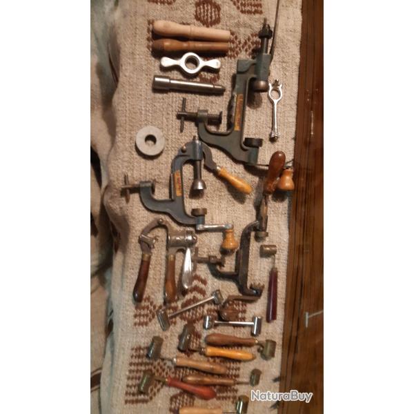 je vends un lot de sertisseur cal 16 et 20 ancien et de chargettes a poudre
