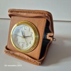 Réveil de voyage dans son emballage de transport en cuir