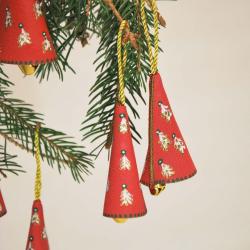 Clochette Sapin de No&euml;l Rose aux motifs nordiques en cuir d'agneau peint pour Sapin rouge corail