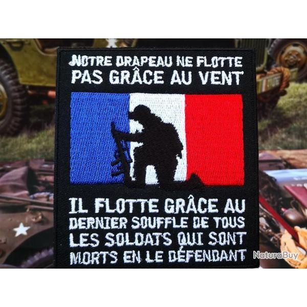 Notre Drapeau ne flotte pas gr�ce au vent ...... Hauteur : 90 mm Largeur : 80 mm