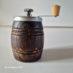 Ancien moulin à poivre en bois forme tonneau vintage collection