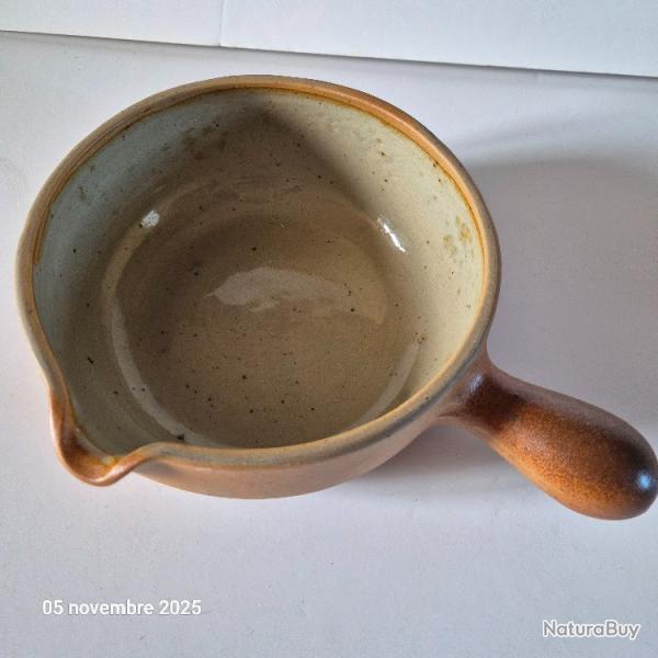 Caquelon en grs ou plat en terre avec poigne , comme neuf et tous feux