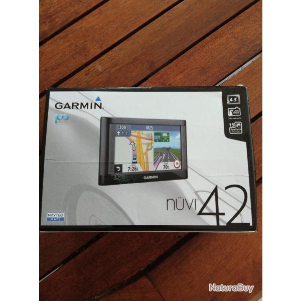 GPS GARMIN NUVI 42 Europe en TRES BON ETAT avec housse et diffrent accessoires (Alim, fixations)