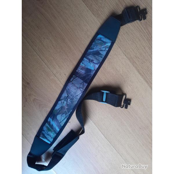 Bretelle noprne avec grenadires .