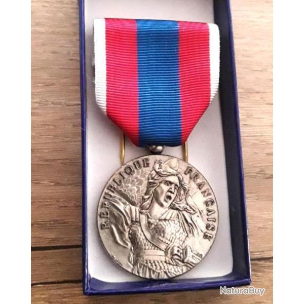 M�daille neuve DEFENSE NATIONALE classe Argent dans sa boite