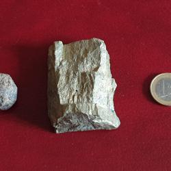 Bloc de de pyrite dorée longueur 5,8 cm 148 grammes + nodule métallique 16 grammes