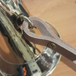 Bretelle / sautoir  en cuir épais, avec boutons à vis.