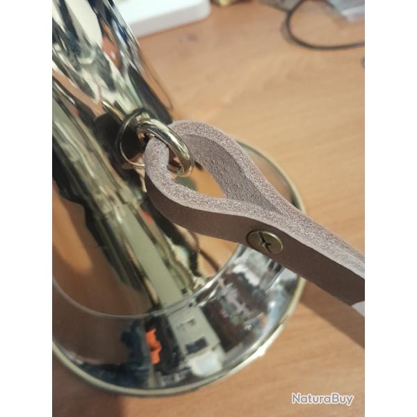 Bretelle / sautoir  en cuir pais, avec boutons  vis.