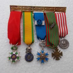 lot de 5 minis médailles sur support,état neuf