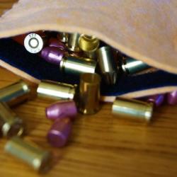 PETITE POCHETTE POUR PLACER CES MUNITIONS EN SECURITE ET AU CHAUD A L'ABRI DE L'HUMIDITE  FAIT MAIN