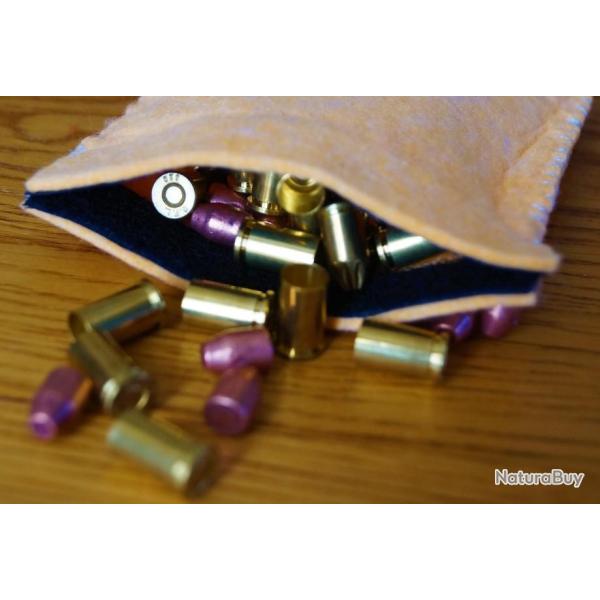PETITE POCHETTE POUR PLACER CES MUNITIONS EN SECURITE ET AU CHAUD A L'ABRI DE L'HUMIDITE  FAIT MAIN