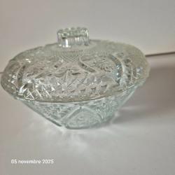 Grande bonbonni&egrave;re sucrier drageoir en verre travaill&eacute; ronde &eacute;vas&eacute;e motifs de coeurs, roses et feuil