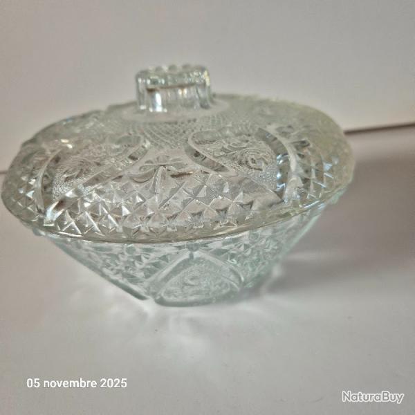 Grande bonbonni�re sucrier drageoir en verre travaill� ronde �vas�e motifs de coeurs, roses et feuil