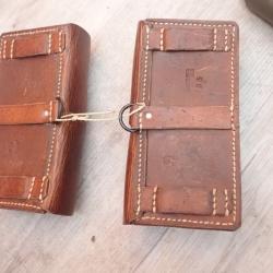 2 Cartouchi&egrave;res, en cuir, suisses pour fusil ou carabine Schmidt Rubin dat&eacute;e 54