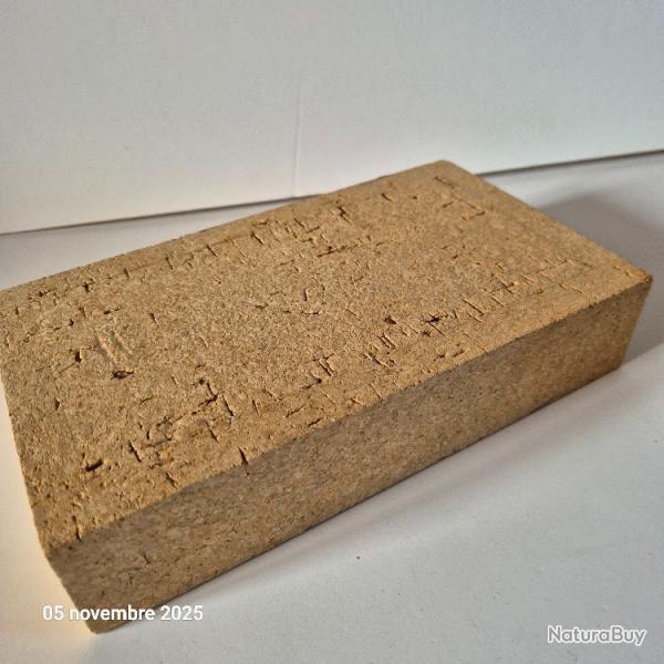 Brique creuse servant de prsentoir pour objets, couteaux , entirement en lige