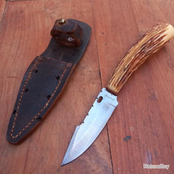 Joli Couteau de Chasse Artisanal Manche en Bois de Cerf avec tui en cuir