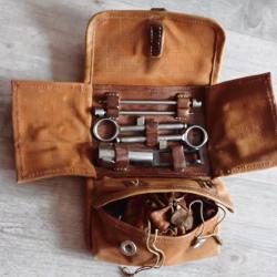 Trousse d'armurier avec pièces pour le fusil suisse 96/11. A saisir, rare