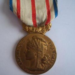 MEDAILLE  GRAND PRIX HUMANITAIRE DE FRANCE ET DES COLONIES FONDEE 1892 x