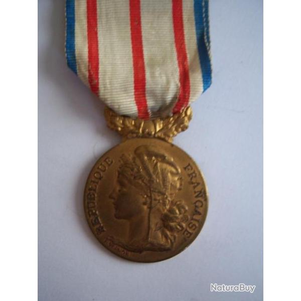 MEDAILLE  GRAND PRIX HUMANITAIRE DE FRANCE ET DES COLONIES FONDEE 1892 x