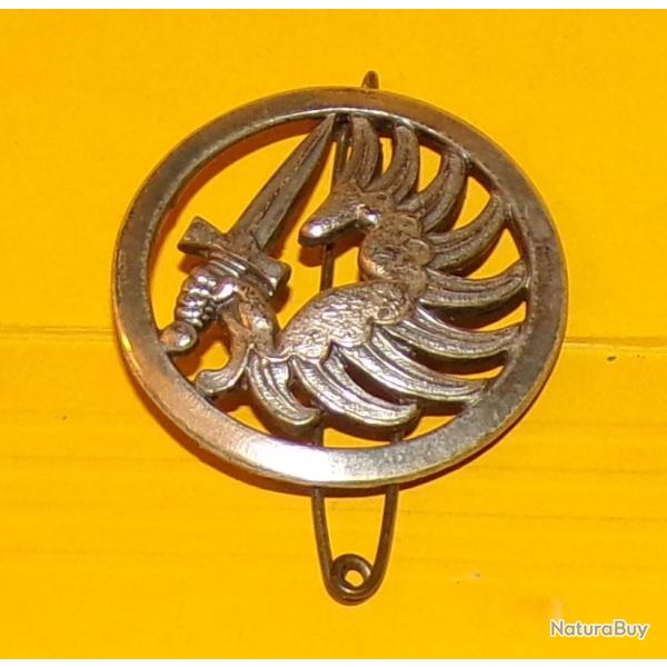 Insigne de B�ret, T.A.P. M�tropolitains, marquage en relief , main ail�e brandissant un poignard dan