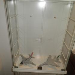 2  VITRINES  EN VERRE AVEC 4 ETAGERES EN VERRE