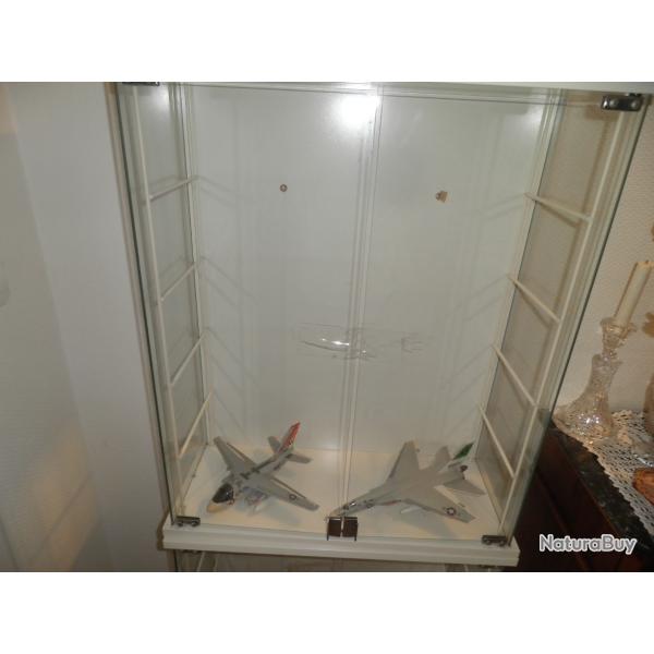 2  VITRINES  EN VERRE AVEC 4 ETAGERES EN VERRE