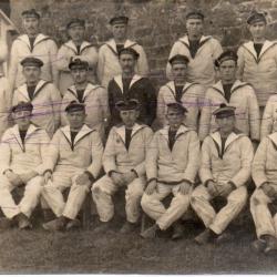 CPA -Photo - Un Groupe Soldats Marins- N&deg;4385