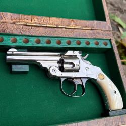 Revolver Smith & Wesson 32sw DA nickelé dans son coffret