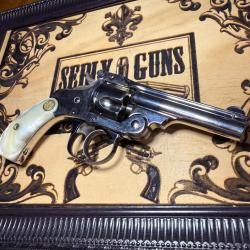 Très beau Smith & Wesson 32sw DA nickelé dans son coffret.