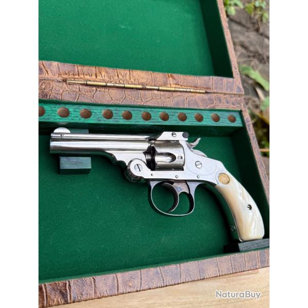 Revolver Smith & Wesson 32sw DA nickel dans son coffret