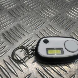 alarme poche personnelle compacte anti agression sos sirene lampe flash LED puissante 3 modes