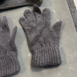 2 cache oreilles et une paires de gants neuf , a vendre au enchère déstockage chasse