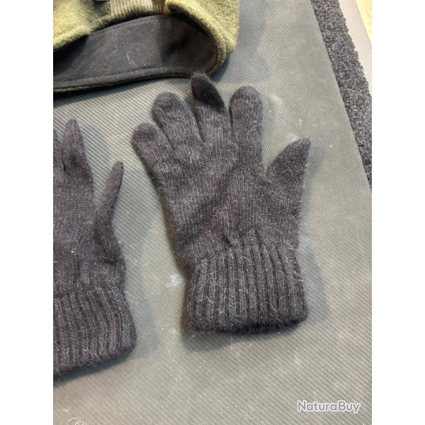 2 cache oreilles et une paires de gants neuf , a vendre au enchre dstockage chasse