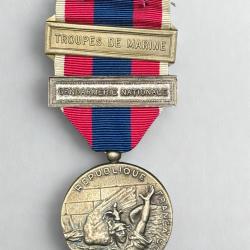 (18.019) M&eacute;daille de la D&eacute;fense Nationale - Argent - Agrafe Troupes Marine + Gnd Natio.