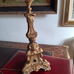 Pied de lampe ancien pique-cierge en métal doré repoussé avec cabochons en verre, XIXème siècle