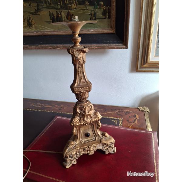 Pied de lampe ancien pique-cierge en mtal dor repouss avec cabochons en verre, XIXme sicle