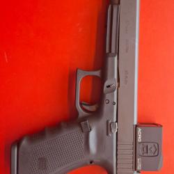 Pistolet Glock 41 gen 4 45 ACP, avec l'excellent point rouge Aimpoint ACRO C-1, et des accessoires.