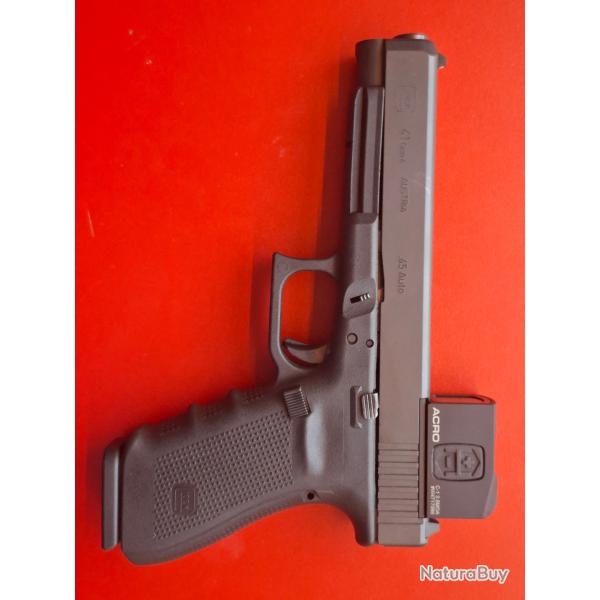 Pistolet Glock 41 gen 4 45 ACP, avec l'excellent point rouge Aimpoint ACRO C-1, et des accessoires.