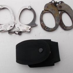 lot de 2 paires de menottes SURETE NATIONALE,annees 50/60,sans les clés,en état de fonctionnement!!