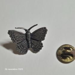 Un papillon en pin's  en &eacute;tain ,  pour chapeau, veste,
